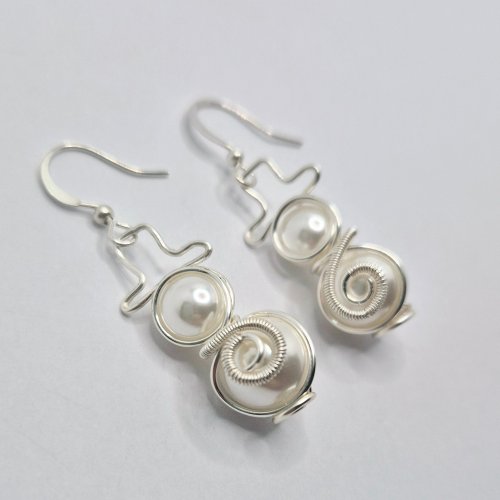 Natalie Patten's Wire Snowmen - , Holiday Designs, Coiling, Coiling Wire, Wire Coiling, Wire Wrapping, Wrapping, Wire Wrapping Jewelry,  attach earring hooks to the hat